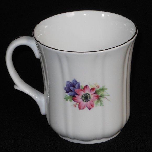 2 beautiful coffee mugs from Duchess monthly flower series - Picture 8 of 11